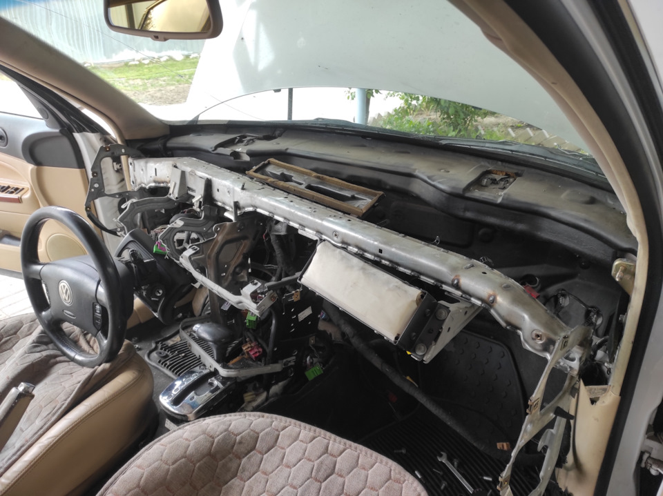 Замена радиатора печки — Volkswagen Passat B5, 2,8 л, 2001 года ...