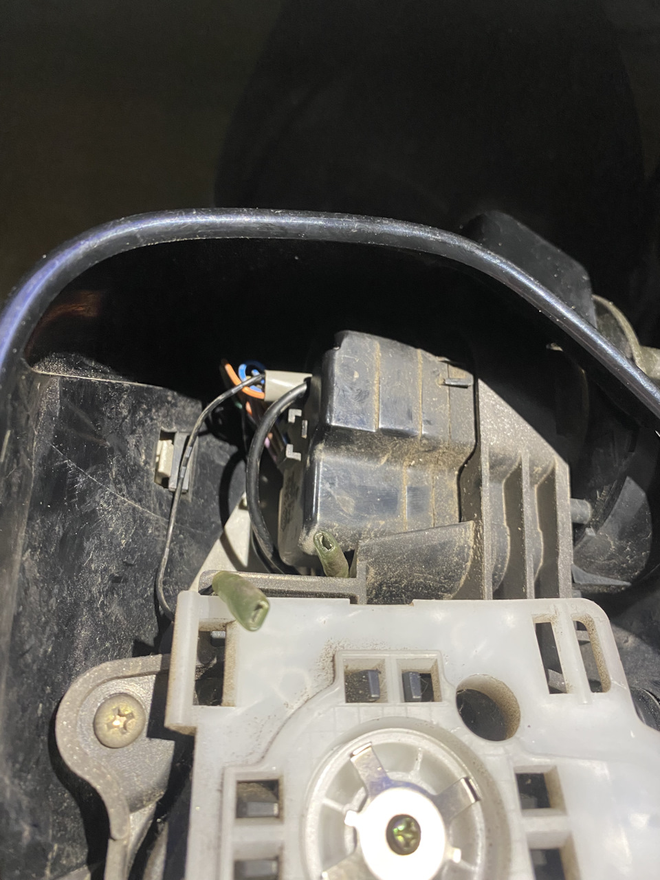 Провод толстый чёрный от камеры. — Mitsubishi Grandis