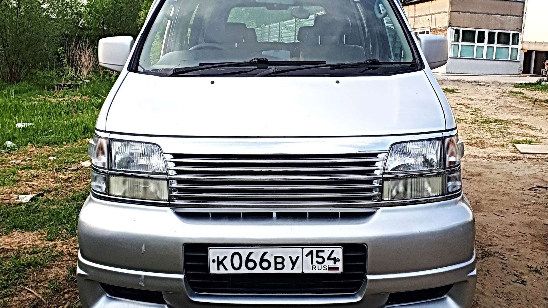 Nissan Elgrand e50. Elgrand 1999. Nissan Elgrand e50 ходовые огни. Nissan Elgrand e50 движок.