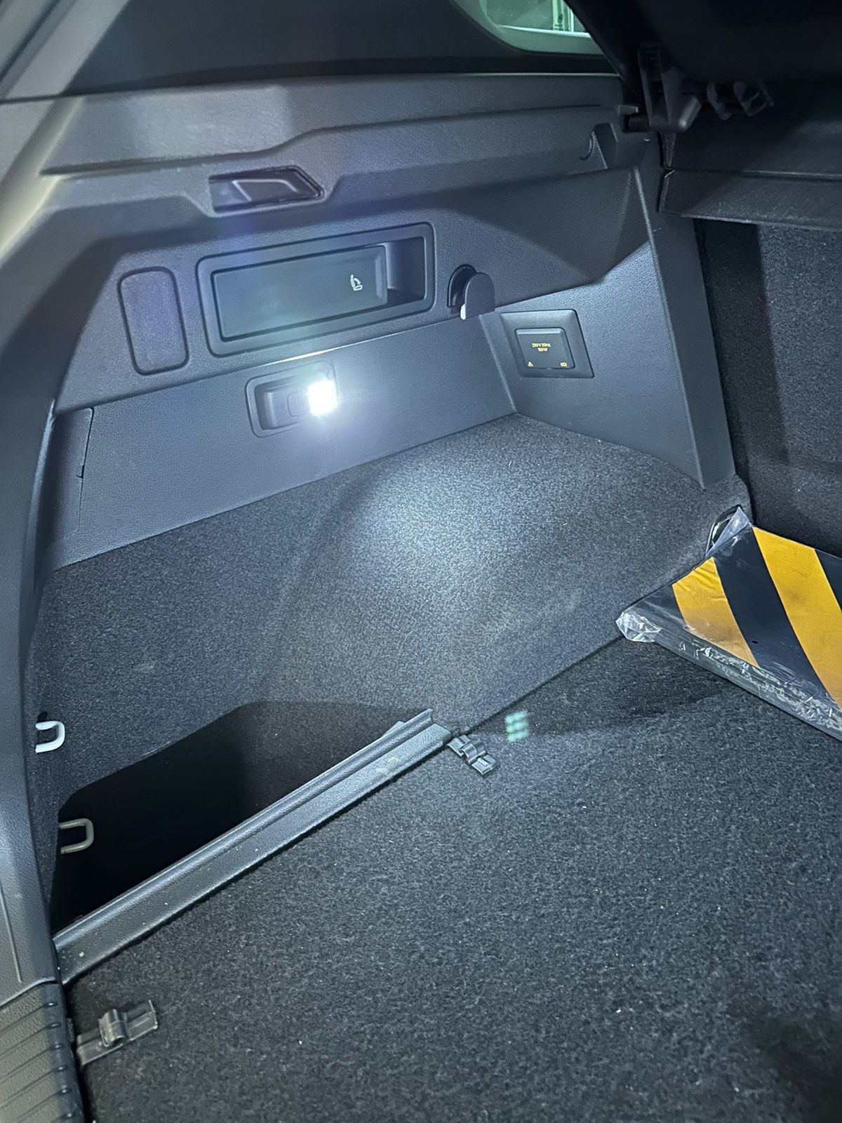 Фонарик в багажник — Volkswagen Tiguan (2G), 2 л, 2022 года | своими ...