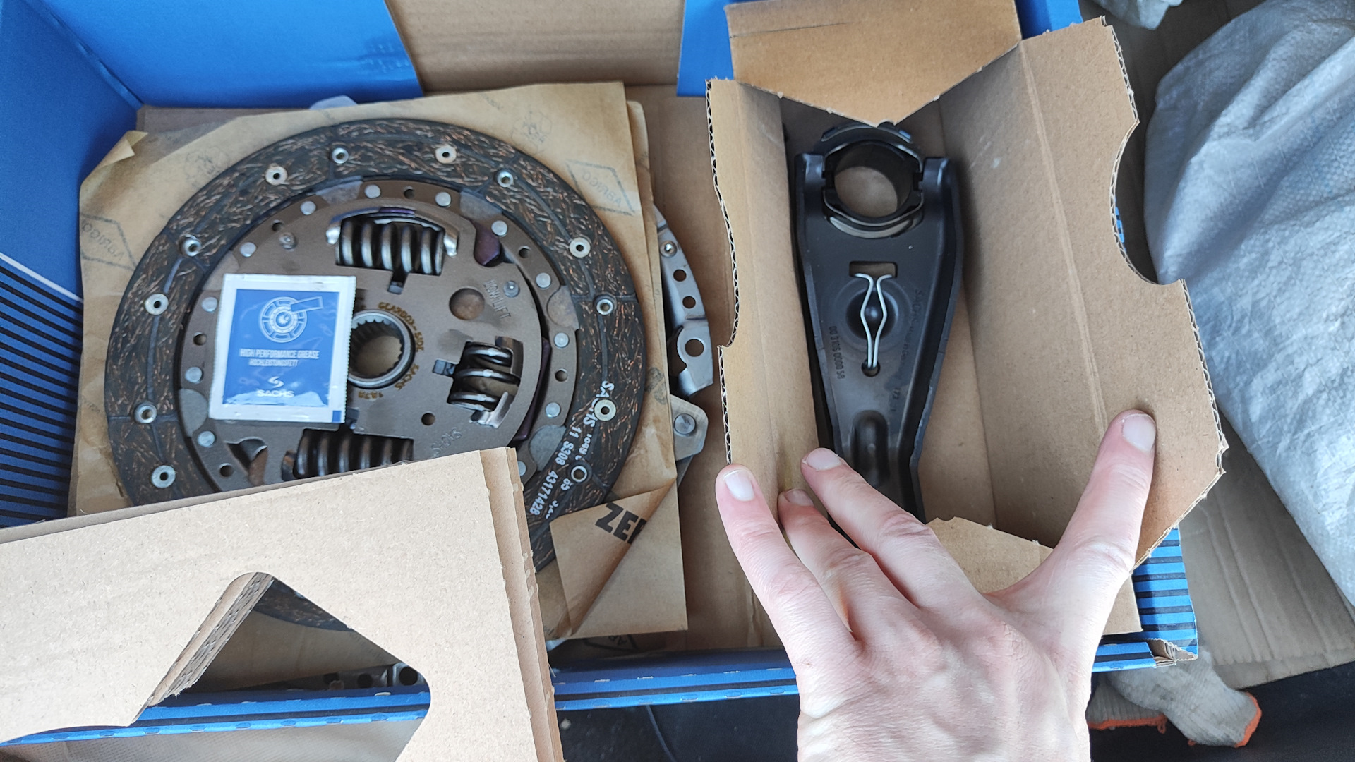 Замена сцепления и задних амортизаторов — Mazda 3 (1G) BK, 2 л, 2008 ...