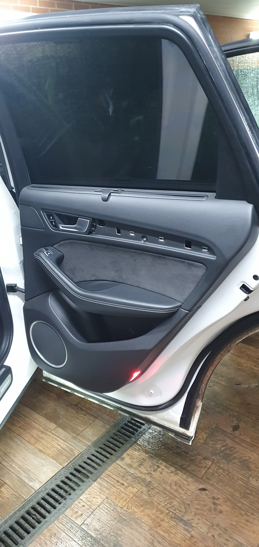 разбираем двери — Audi Q5 (1G)