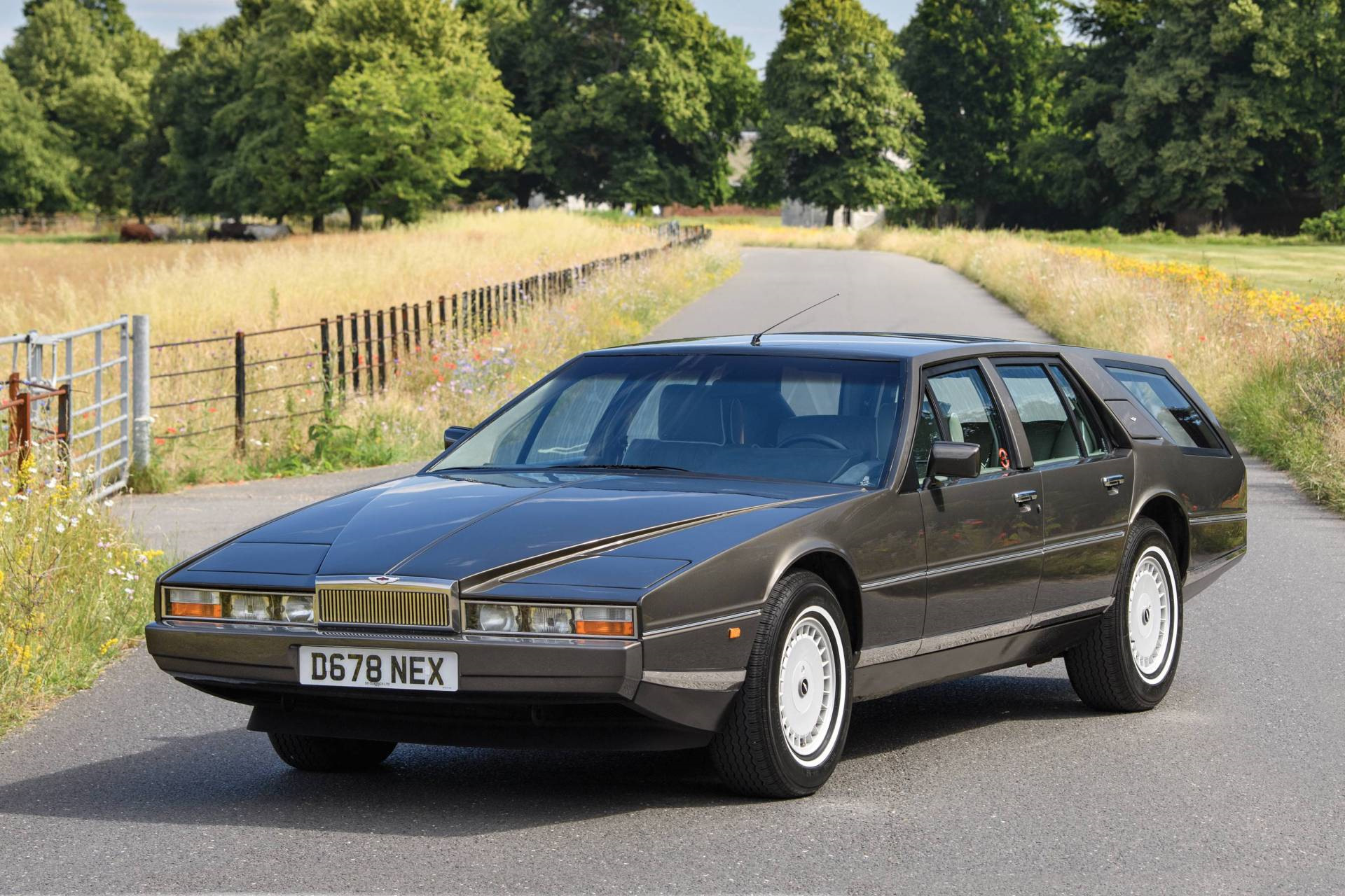 Aston Martin Lagonda 1976