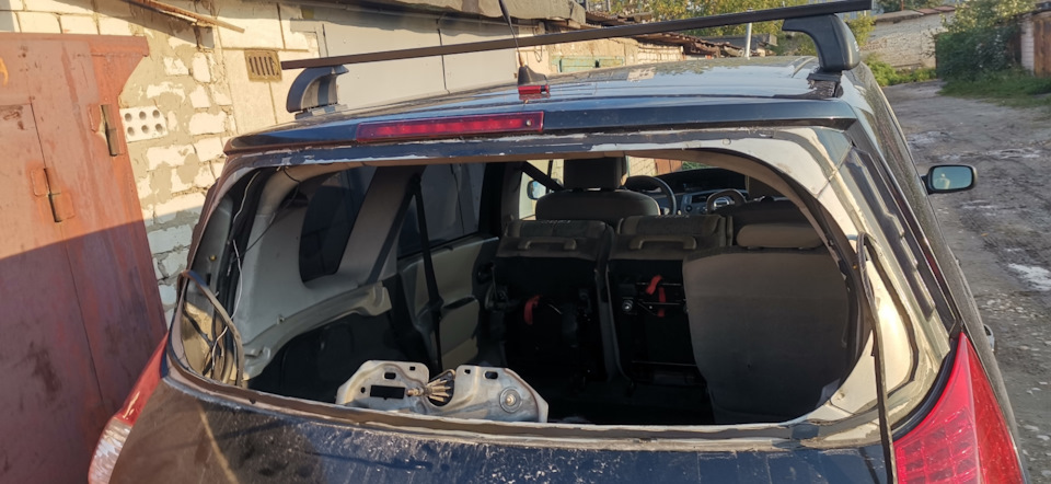 Отклеилось стекло двери багажника — Renault Scenic II, 1,5 л, 2008 года ...