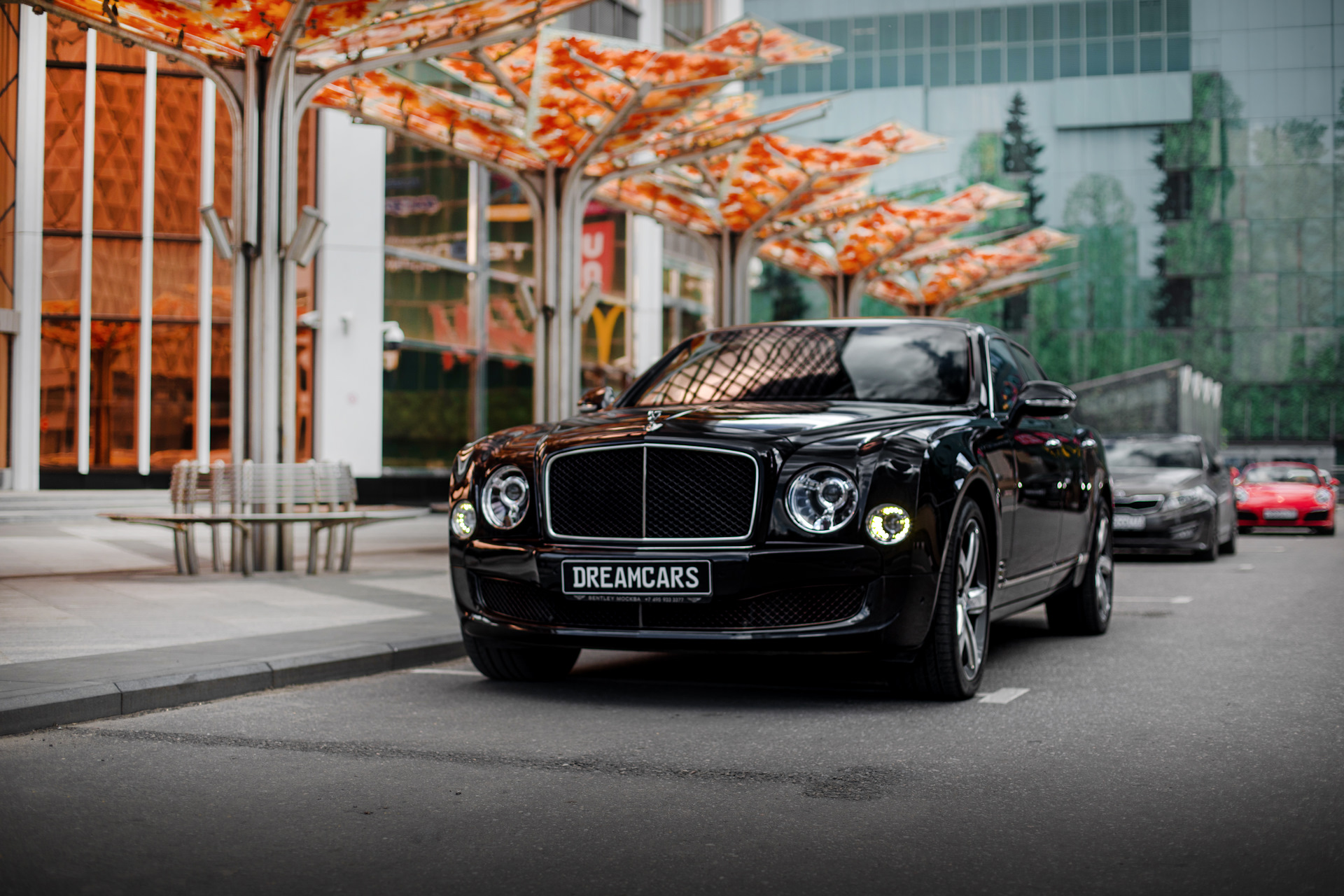 Дрим карс. Бентли Мульсан с водителем. Bentley водитель. Бентли или БМВ. Bentley водитель Москва.