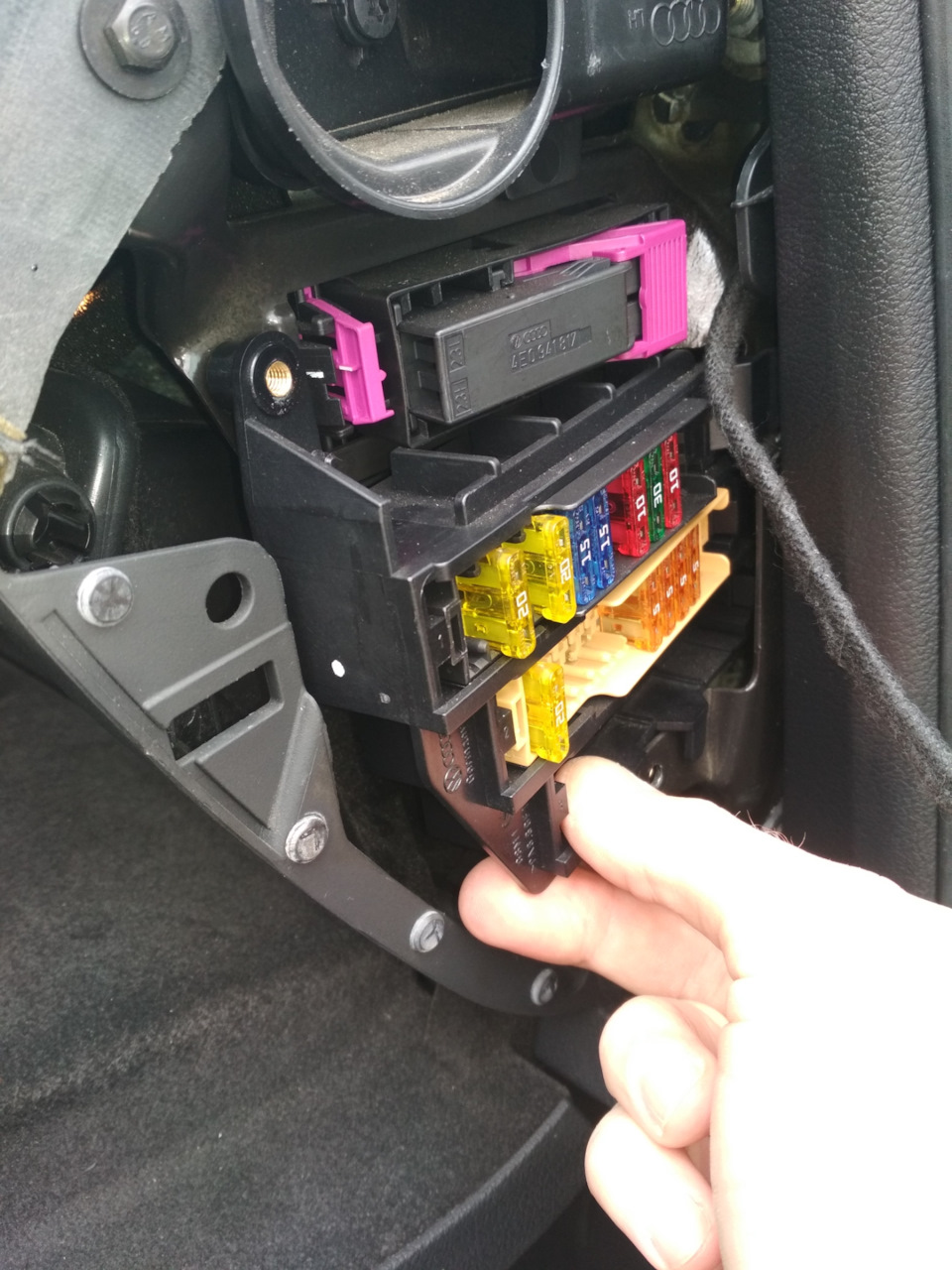 Снимаем бордачек, откручиваем блок предохранителей, на коричневой колодке оттягиваем усик и выталкиваем колодку внутрь, эта колодка идет с плюсовой шиной. В 12 ячейку из нутри вставил пин под предохранитель 5А . За ранее обжал на провод. 12 ячейка — слева на право. Первая от крыла)). Второй провод на минус рядом с колодкой. Под болт на кузове, там уже было два коричневых провода, естественно за ранее обжал кольцевой клеммой. Вставил предоставить 5А — Audi A6 (C6). Запчасти на фото: 141108432