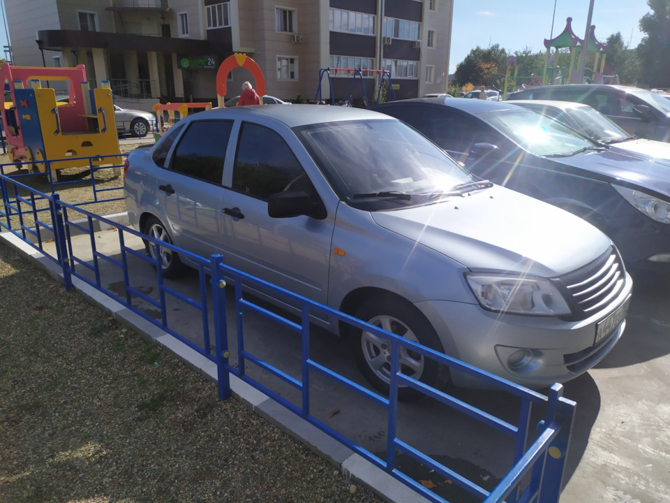 Дверные стойки в чёрный цвет — Lada Гранта (1G), 1,6 л, 2012 года ...