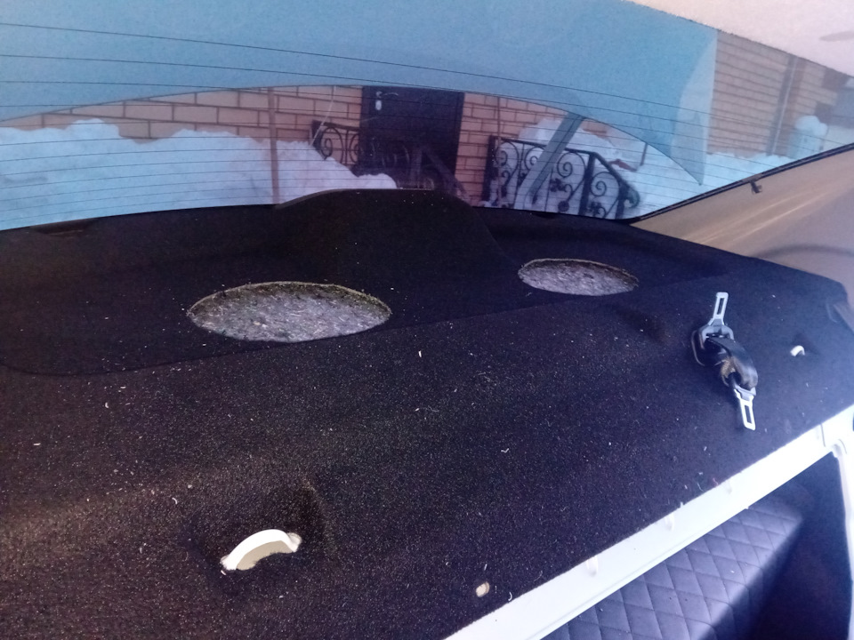 После шумки поставил войлок, и заводскую полку для примерки. Вычертил контур, и снова разобрал, чтобы вырезать уже на полке — Renault Logan Stepway