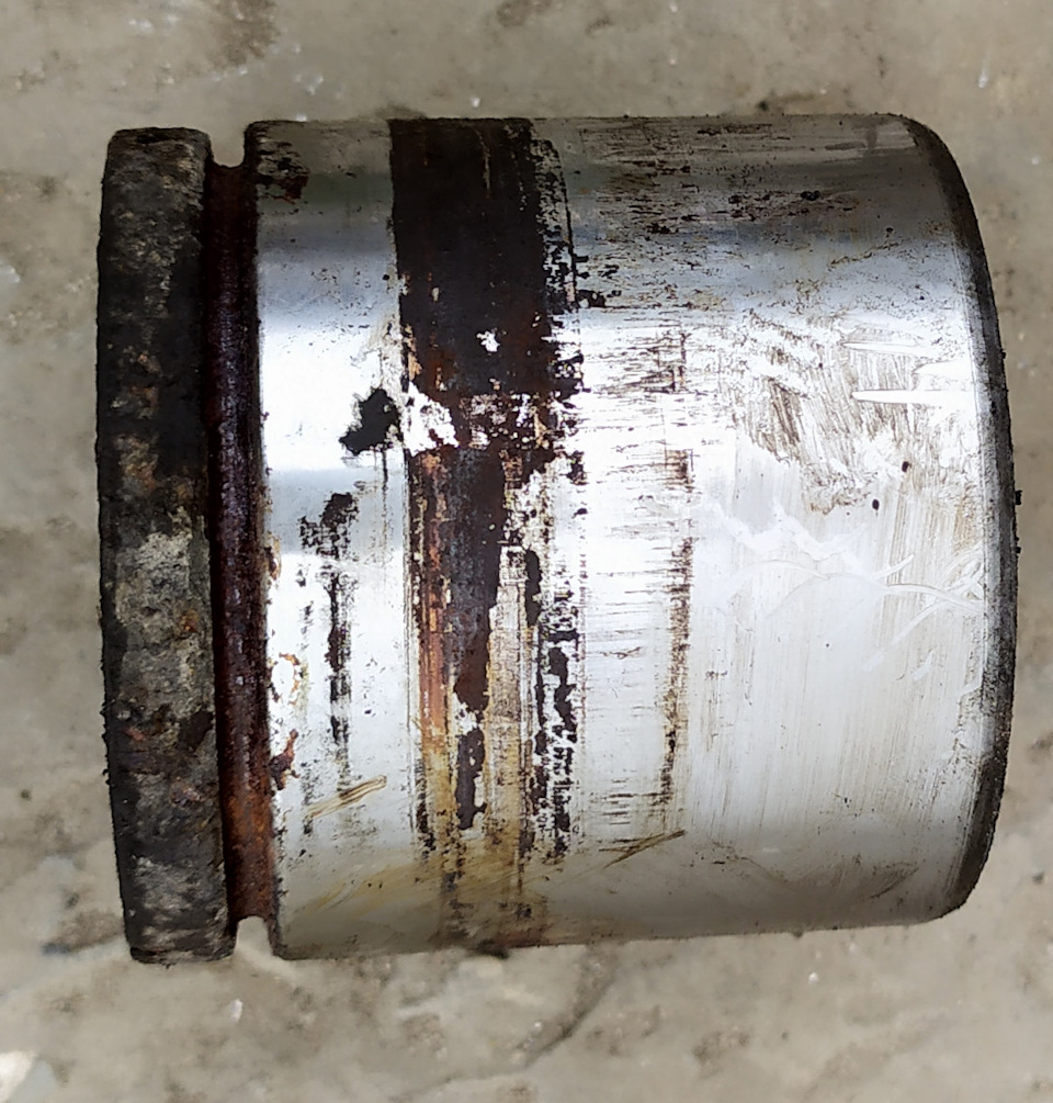 7. С порванным пыльником поршень был чистый, а вот с другой стороны в таком виде — Opel Astra H