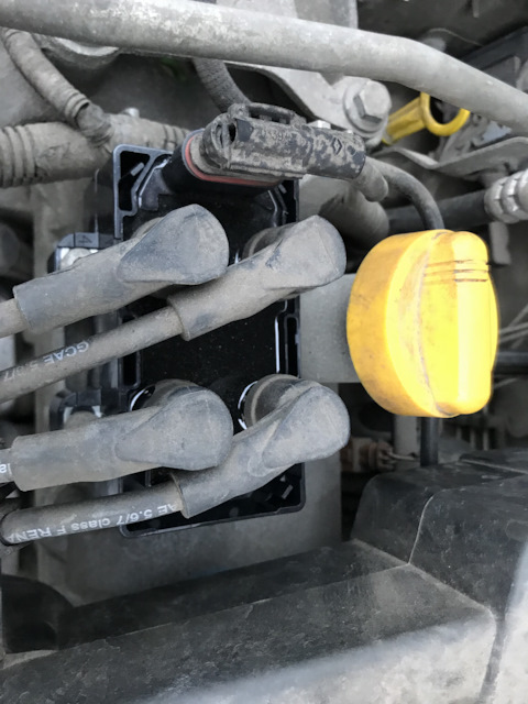 Замена передних тормозных колодок и катушки зажигания - Renault Logan (1G), 1,6 