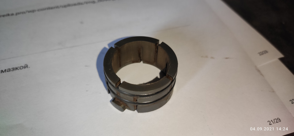 А вот и виновник торжества — втулка, которая установлена справа. Именно она износилась и вал рулевой рейки болтался в ней, как карандаш в стакане. Приятель сказал, что точно такая же рейка установлена на Мегане и еще какой-то БМВ. Неудивительно. У меня ощущение, что и вся рейка от Мегана. — Lada Vesta (1G). Запчасти на фото: O92021