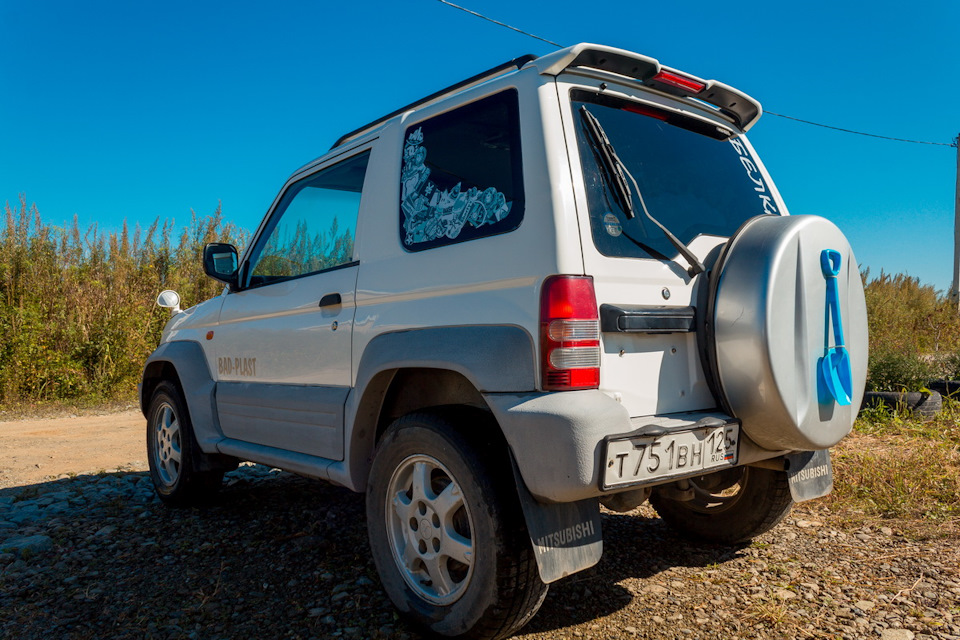 Паджеро джуниор хабаровск. Мицубиси Паджеро Юниор. Mitsubishi Pajero Junior. Митцубиши Паджеро Джуниор. Спойлер Mitsubishi Pajero Junior.