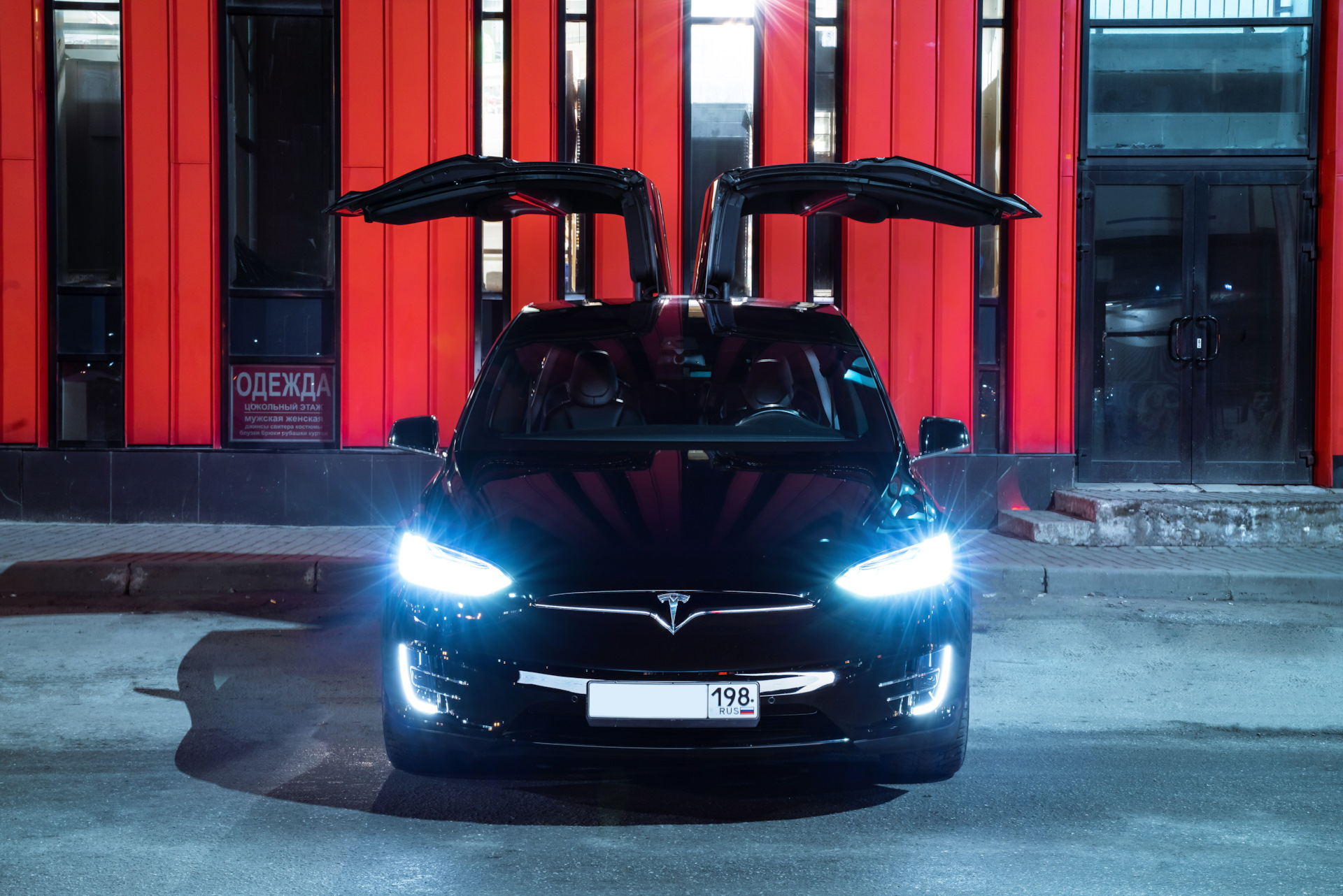 Tesla model x задние двери