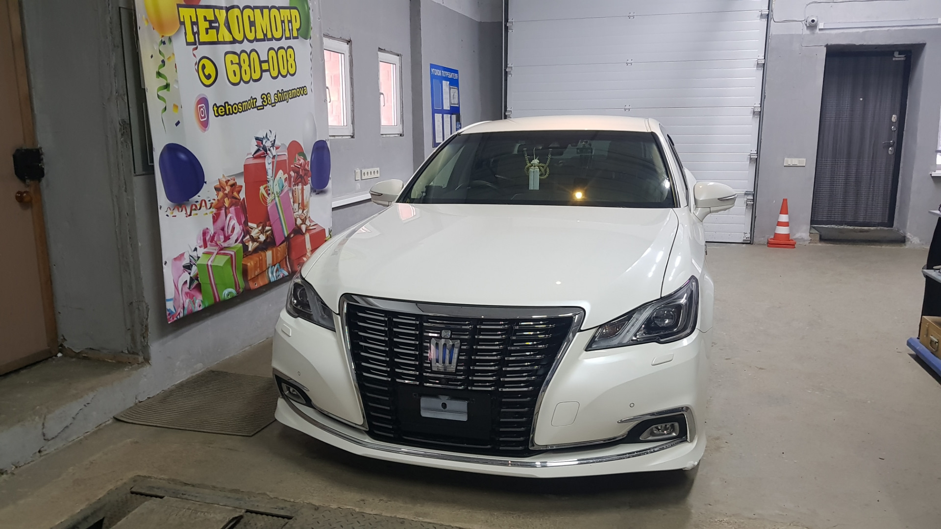 Тойота краун 2022 купить владивосток. Toyota Crown 2022. Toyota Crown Royal Saloon s210 серебро 2016. Кроун 2022. Тойота Кроун s210 на 19 литье.