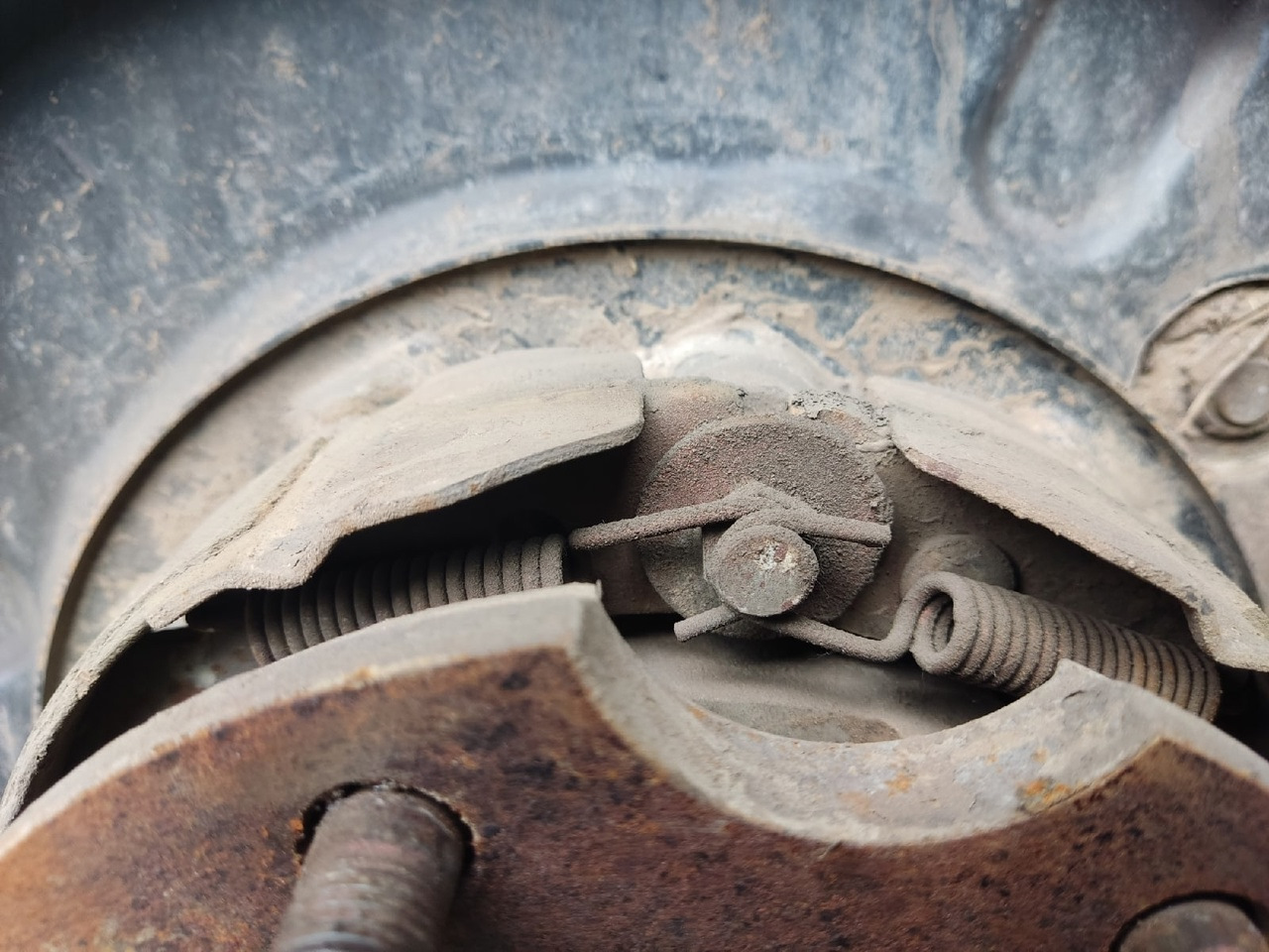 Ручник паджеро спорт. Колодки ручника Паджеро 3. Замена колодок ручника Паджеро 4. Крепление колодок ручника Мицубиси Паджеро. Замена колодок ручника на Маниту.