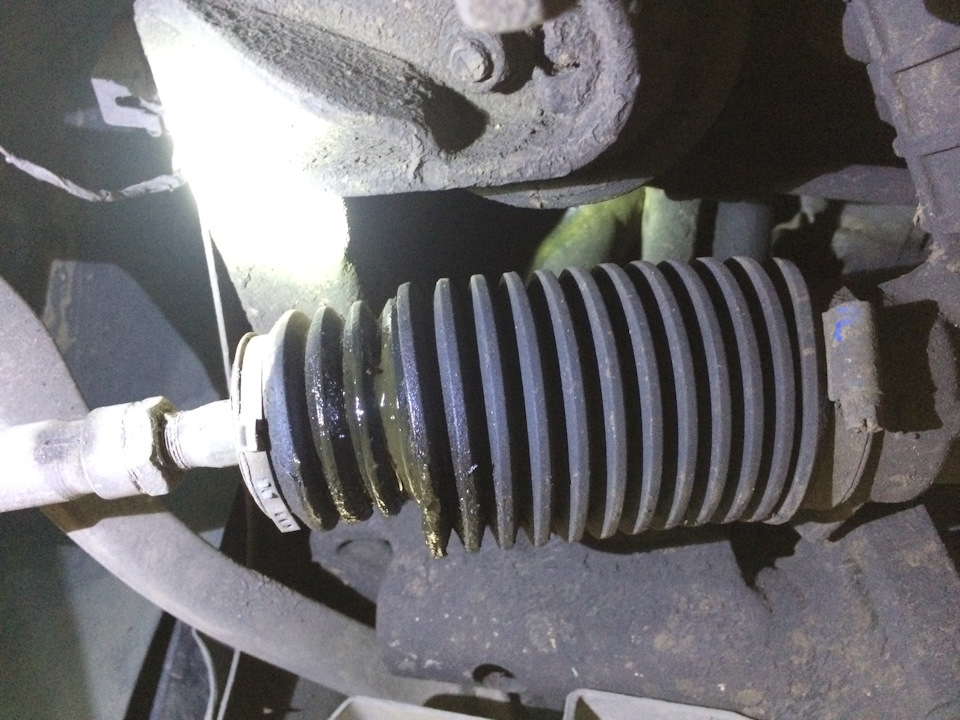 Меняю пыльник рейки (параллельно стойки и втулки стабилизатора) — BMW 5 ...