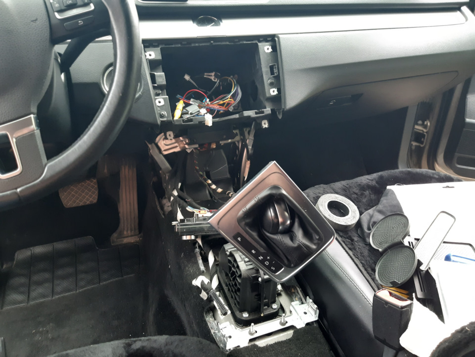 Замена подлокотника в Trendline — Volkswagen Passat B7, 1,4 л, 2012 ...
