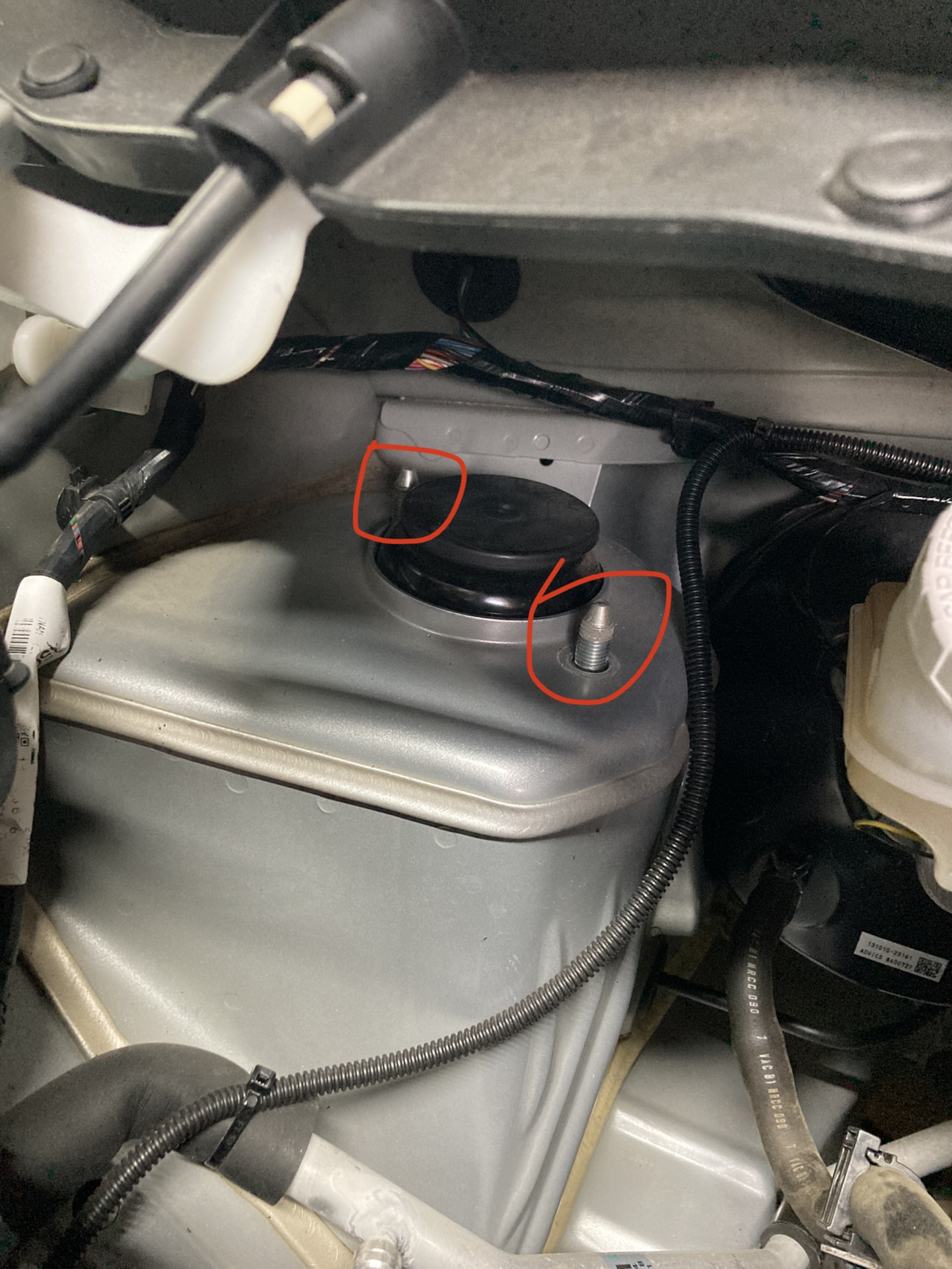 Замена переднего пыльника стойки амортизатора — Nissan Dayz (1G), 0,7 л ...