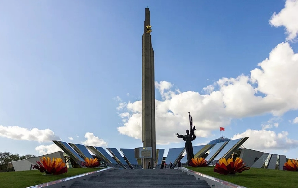 Памятник в городе минске. Обелиск «городу-герою Минску». Монумент Минск город герой. Архитектурно-скульптурный комплекс "Минск – город-герой".