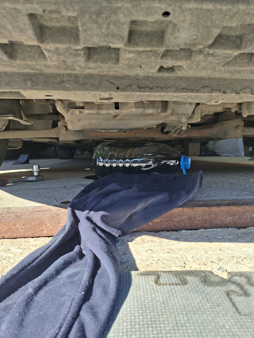 Когда сливал масло, немного пролил. Не беда — Skoda Octavia A7 Mk3