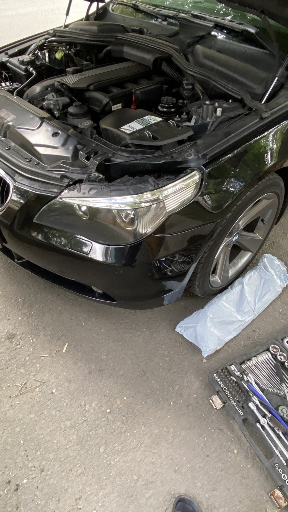 Замена резинок фар — BMW 5 series (E60), 2,2 л, 2004 года | своими ...