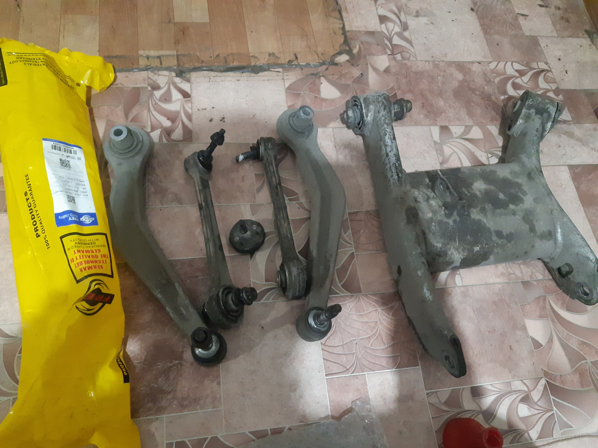 Как правильно установить задние рычаги. Toyota auris 2015 задние сайлентблоки рычагов. Как правильно установить задние рычаги. Сайлентблок переднего рычага аутлендер хл 2. Вектра б сайлентблок заднего рычага.