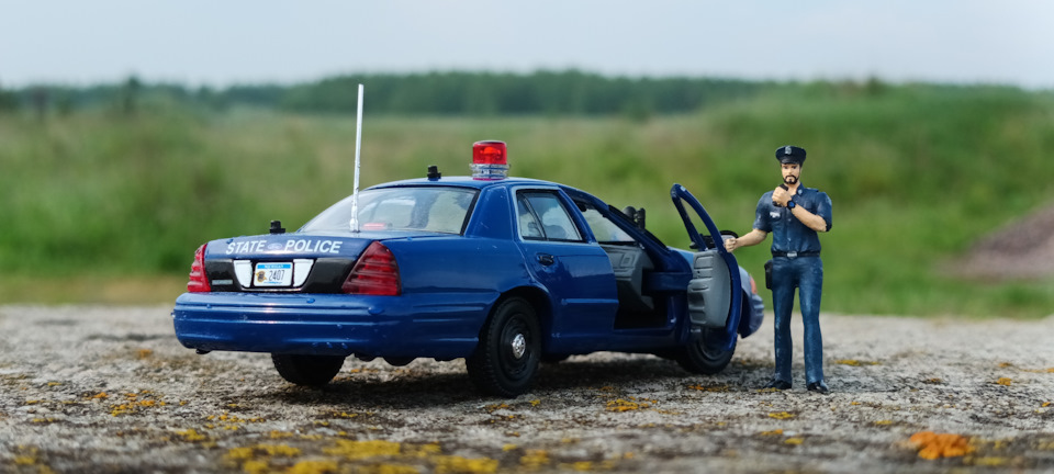 First Response こわがら FORD Crown Victoria 「MICHIGAN STATE POLICE」 1/43 ポリスカー  パトカー