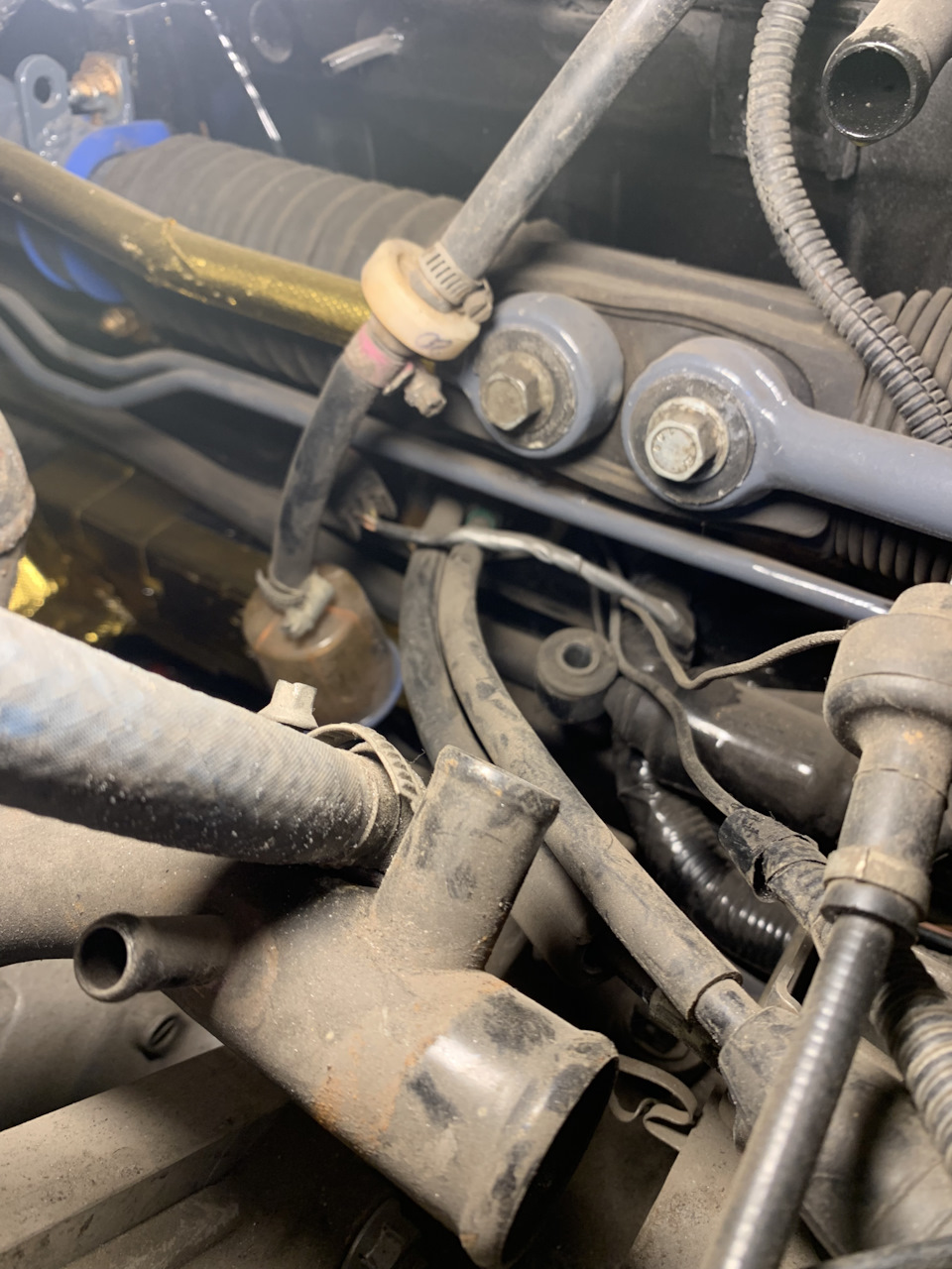 Троса вывел заранее через щиток пока был снят двс — Lada 112 Coupe