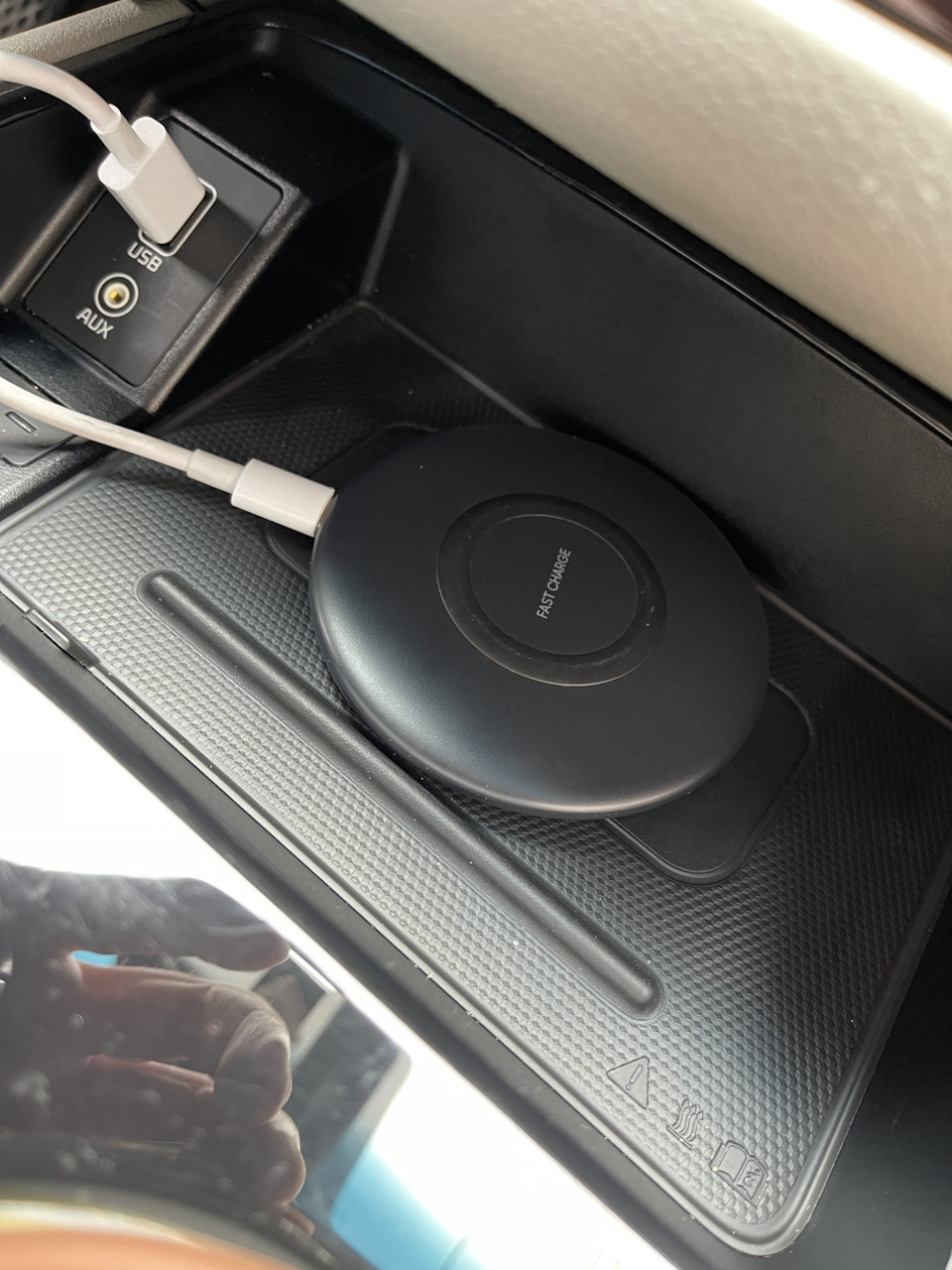 SAMSUNG wireless charger или Беспроводная зарядка для телефона в машину —  KIA Carnival (3G), 2,2 л, 2018 года | аксессуары | DRIVE2