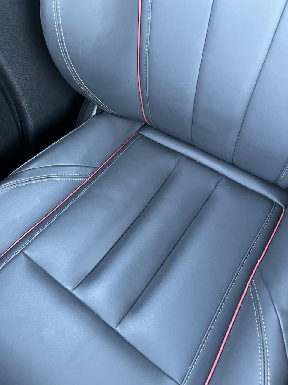 Пассажирское, на нем вообще почти никто никогда не сидел, в живую лучше видно разницу — Omoda S5