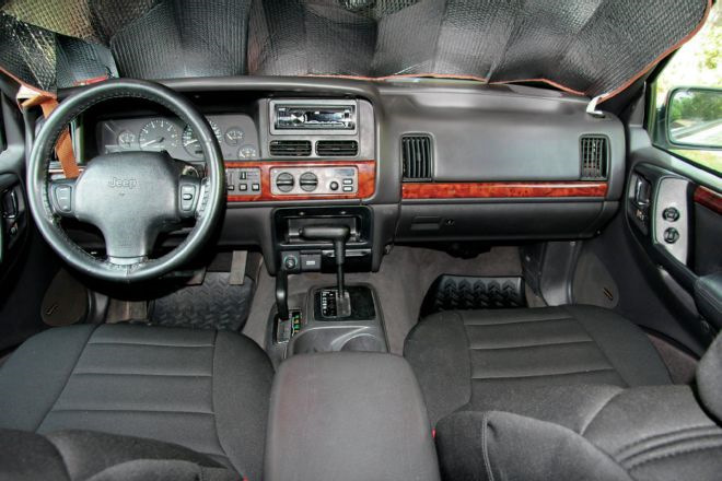 Гранд 2.5. Jeep Grand Cherokee 1993 салон. Jeep Grand Cherokee 1995 Interior. Jeep Grand Cherokee ZJ 5.2 салон. Джип Гранд Чероки 1 поколения салон.