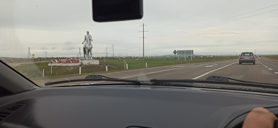 посёлок Усть-Ордынский с всадником на коне на въезде. Сделано прикольно! — Mazda 323 IV