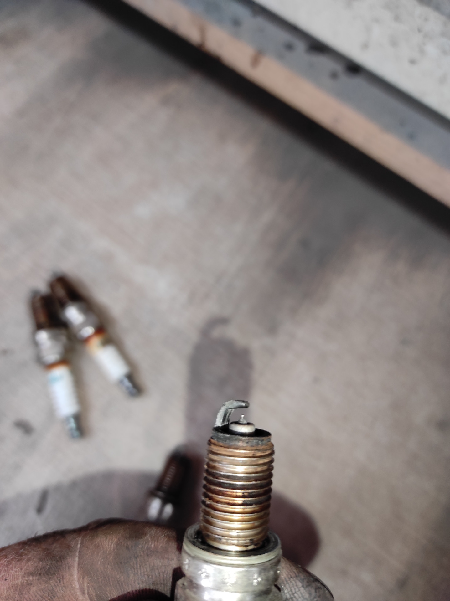 свечной ключ для рено аркана 1,3. свеча зажигания в руке. замена свечей зажигания с выездом. свеча зажигания. свеча зажигания аркана 1.