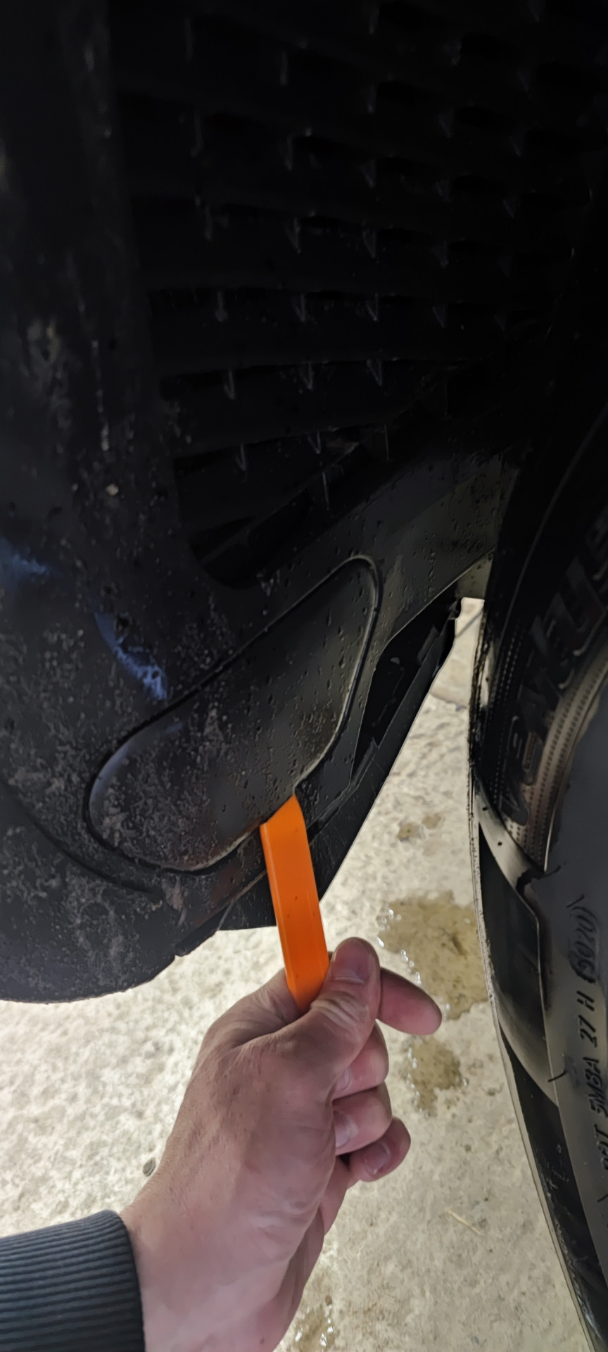 Замена лампы в противотуманных фарах. — Volkswagen Touareg (2G), 3 л ...