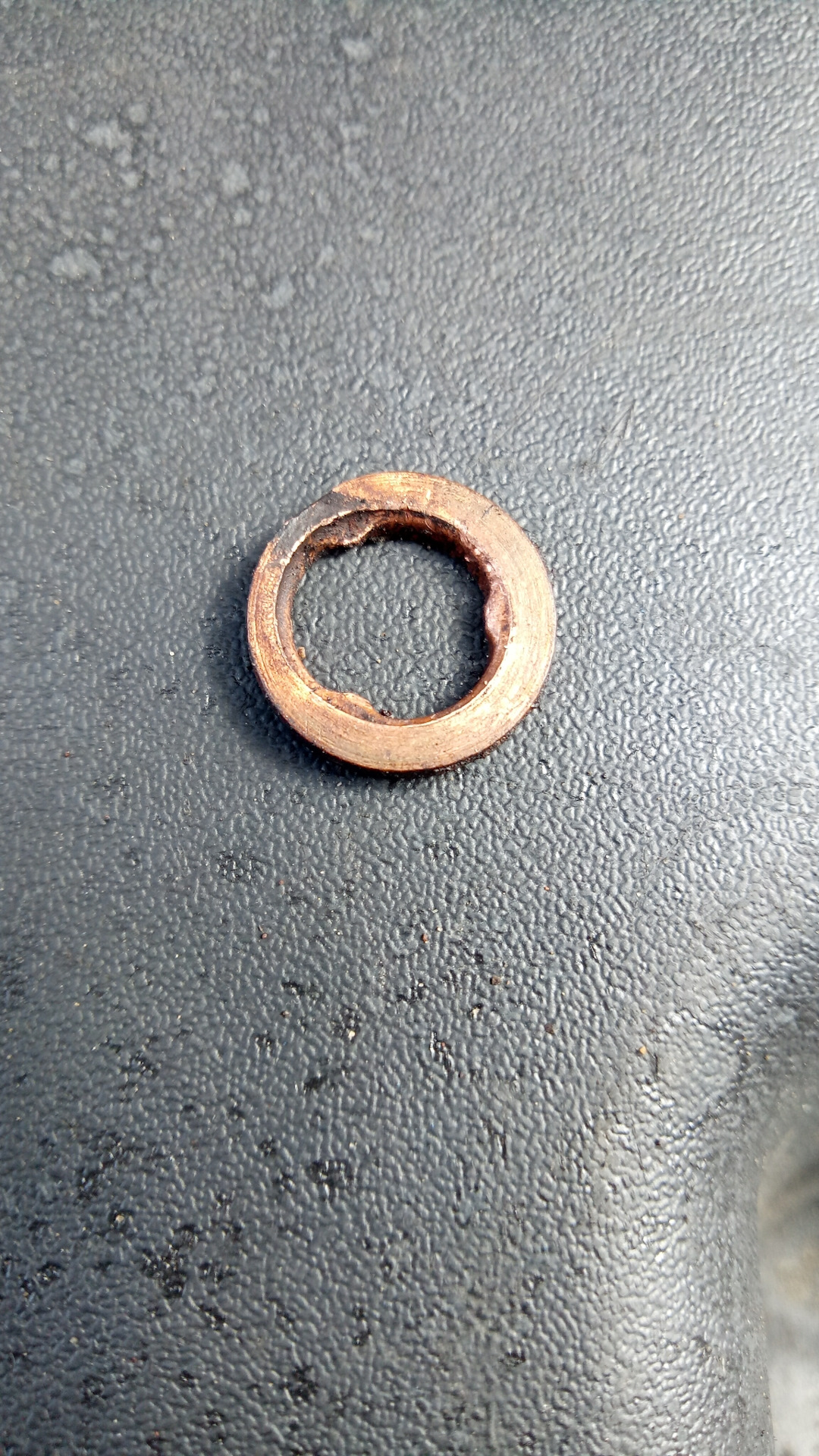 Кольцо форсунки тигуан 2. 8 tsi. Прогорело кольцо форсунки. Кольца под скоростя. Шайба под форсунку транзит 2.