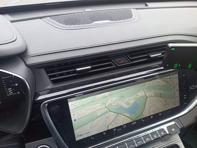gps-приемник в оптимальном месте — под крышкой динамика — Geely Atlas Pro