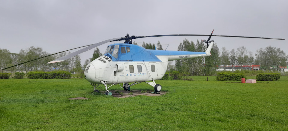 Чудовище Ми-4. Многоцелевой военно-транспортный вертолёт вооруженных сил СССР. Всего было построено более 3 900 подобных вертолётов, включая лицензионные копии. На данный момент в стране нет летающих Ми-4, но на МАРЗе продолжают работы по доведению одного из таких вертолётов до лётного состояния. — Jeep Cherokee (KL)