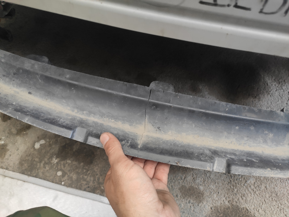 Нижняя какая то часть пластика. Не особо пока понял для чего. Но и на ней трещина. — Chevrolet Cruze (1G)