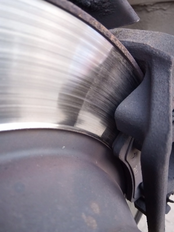 Внешняя колодка на левом колесе, примерно 2 мм осталось — Ford Galaxy (Mk III)