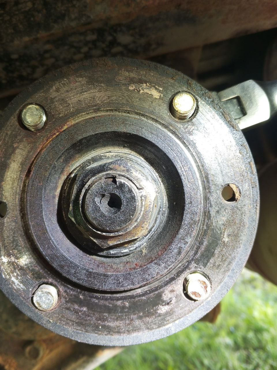 А вот так закручен фланец рк66, оказывается гайковертом до талого и на краску. Купил ручной гайковерт-мясорубку, найду время, попробую отрутить, пока сопливим( — ГАЗ Соболь 4х4