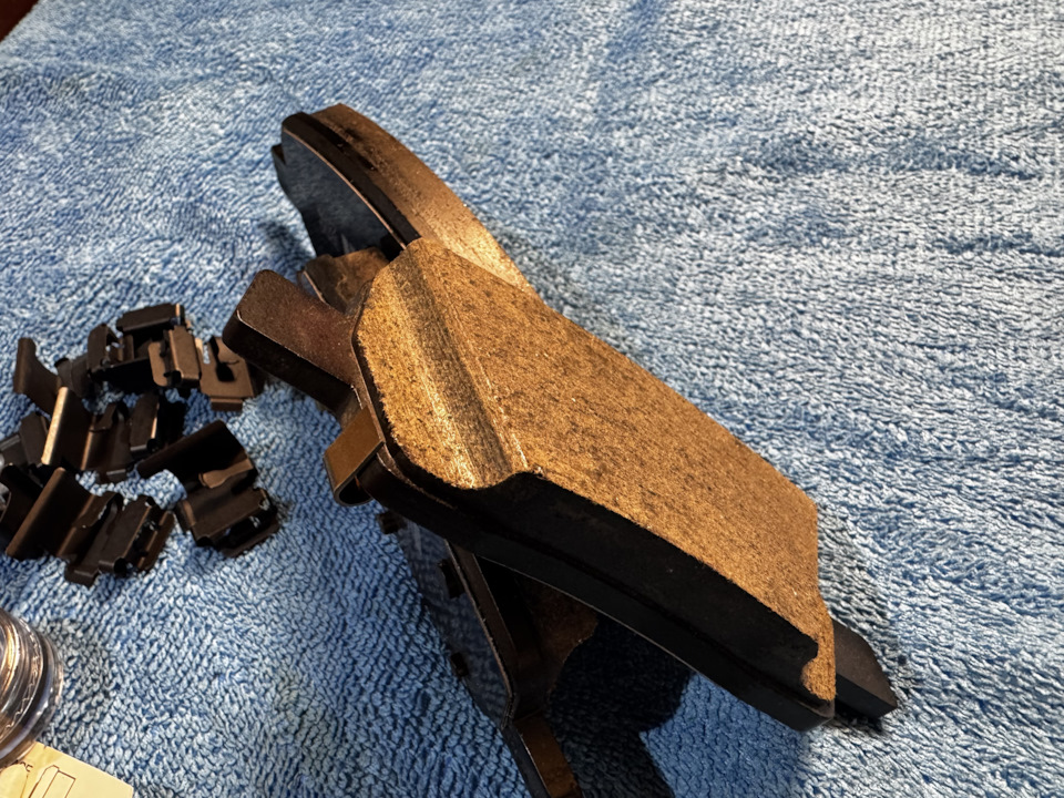 Набор сам, а точнее комплектация идёт с пластинами и со смазкой антискрипной. — KIA Sorento (4G)