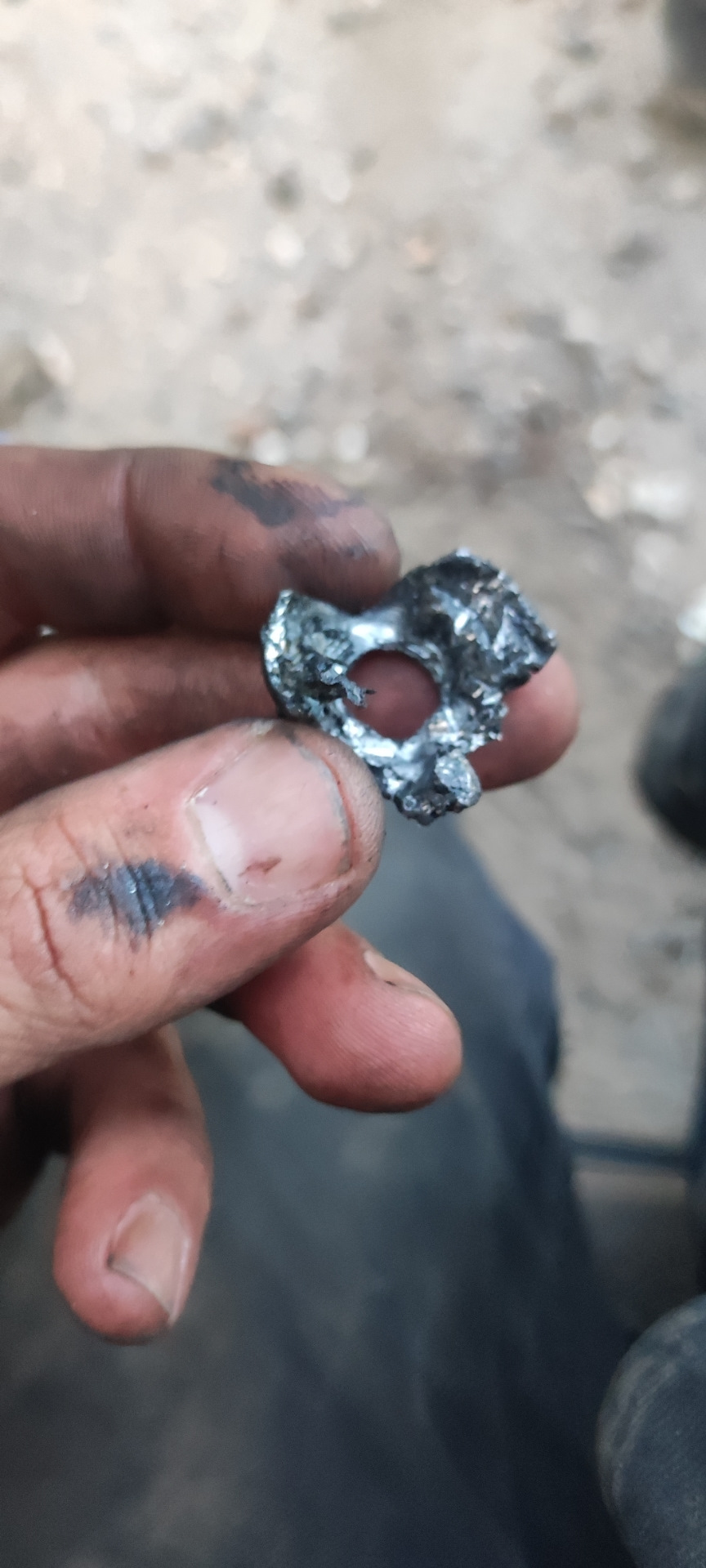 Прикипела гайка знатно, срубить получилось не не без крепкого словца. Сверлил, долбил зубилом спустя час разных подходов и попыток сохранить шток — Lada Гранта Лифтбек (2G)