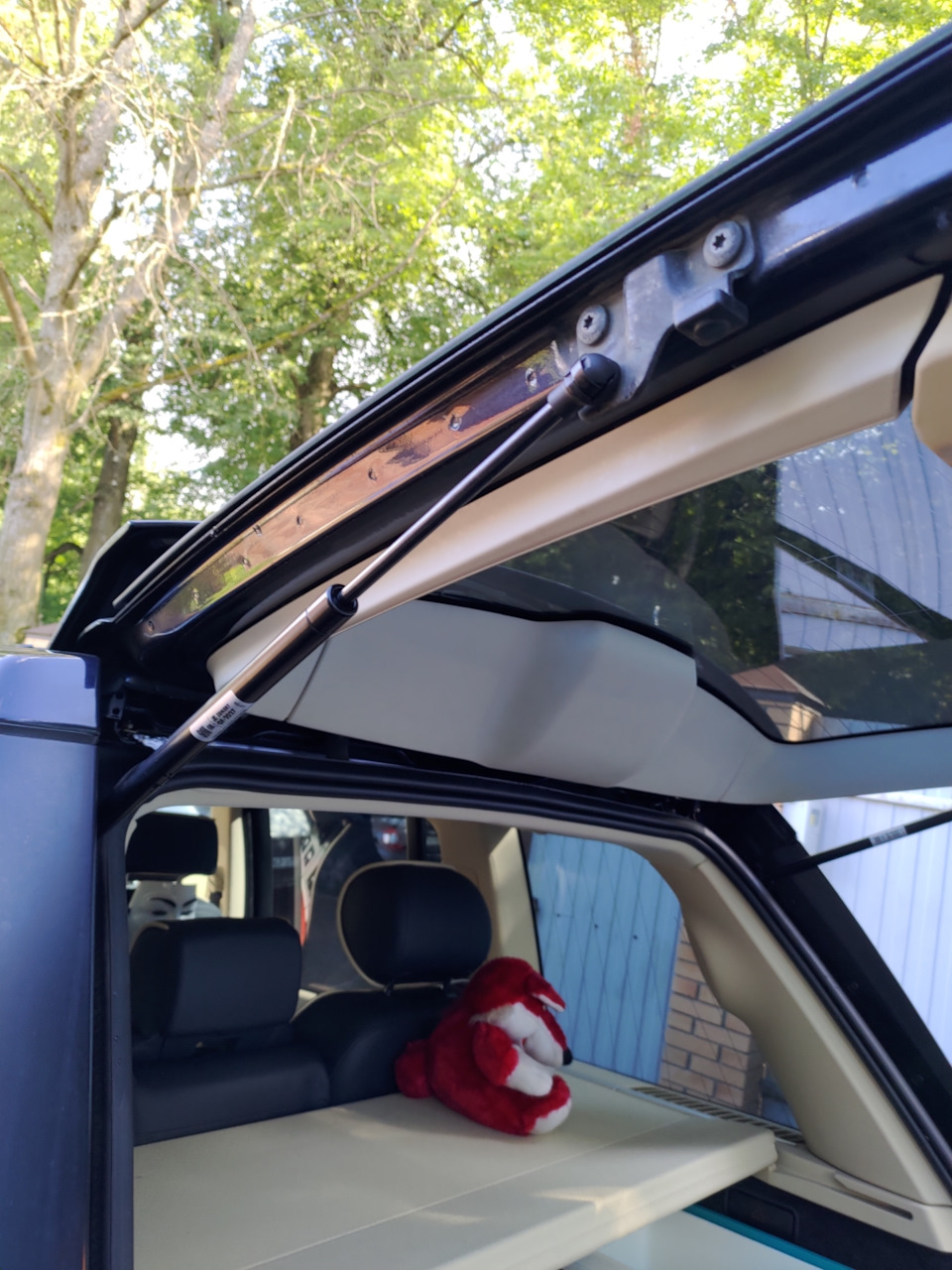 Новые упоры крышки багажника — Land Rover Range Rover (3G), 4,2 л, 2006 ...