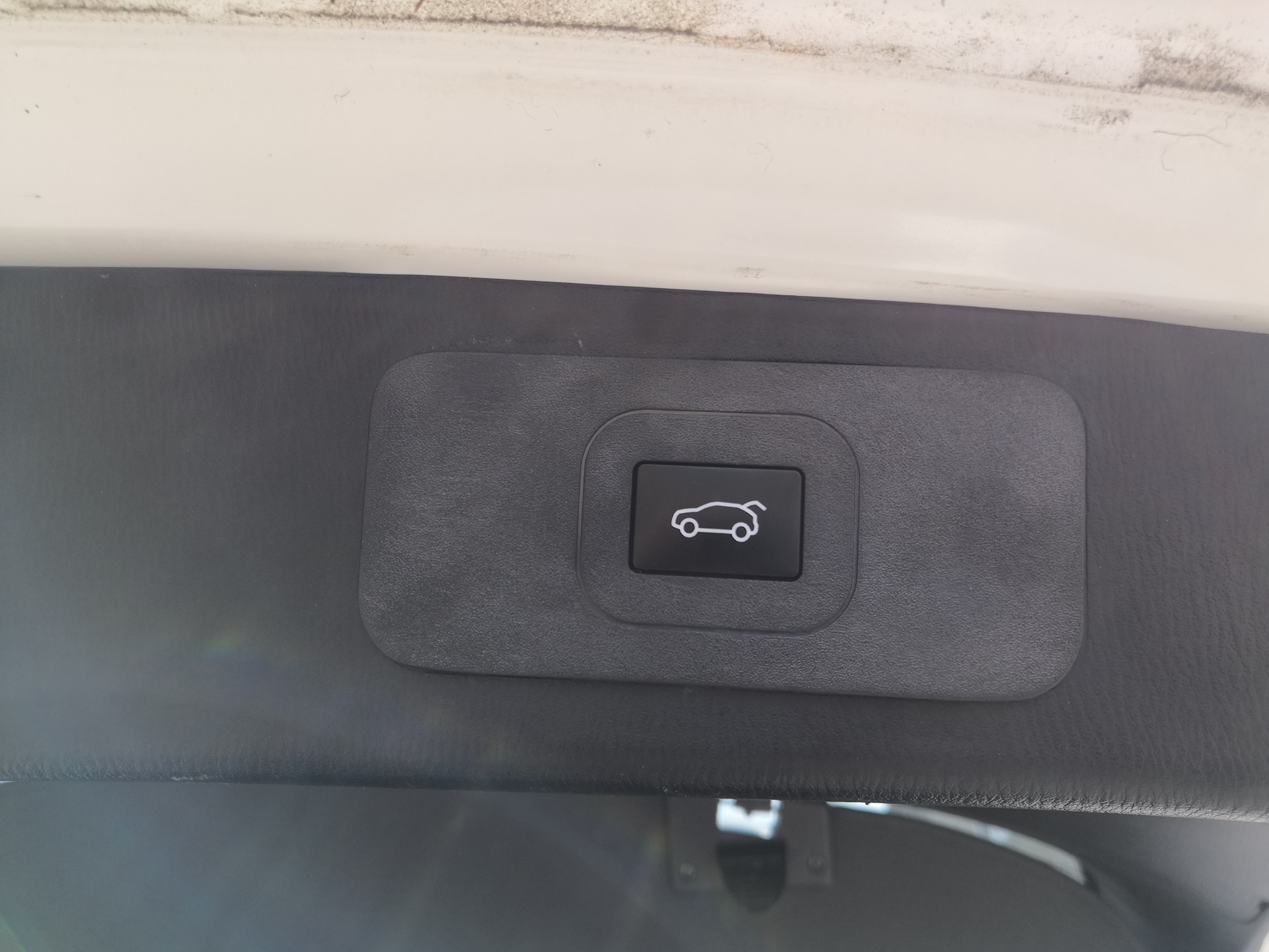 Кнопка багажника мазда сх 5. Кнопка багажника Мазда cx5. Кнопка закрытия багажника Мазда cx5. Кнопка открывания багажника с электроприводом Mazda CX-5 2017. Mazda cx5 электродоводчик.