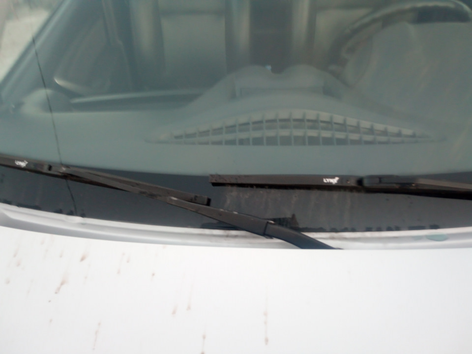 Вот здесь видно что треугольника с низу нет. Дворники перекрывают друг друга. — Renault Duster (1G)