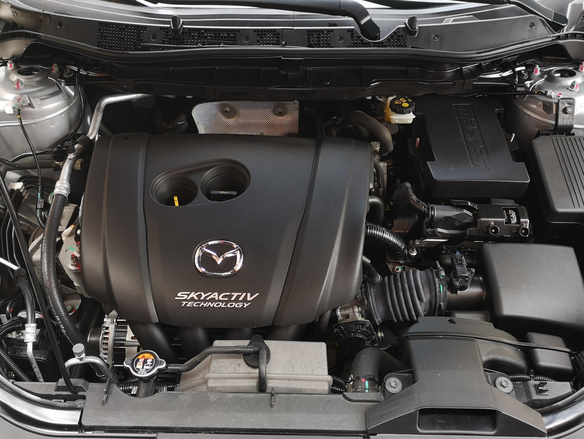 Двигатель мазда сх5 2.5. Мазда cx5 мотор. Мойка двигателя Mazda CX-5. Mazda CX-5 двигатель 2.0. Mazda CX 5 двигатель.