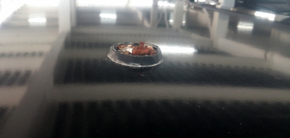 А тут была антенна. Какой-то нехороший человек отломал и выкинул. Я её нашел недавно около дома. Нафига так делать? — Saab 9-5 (1G)