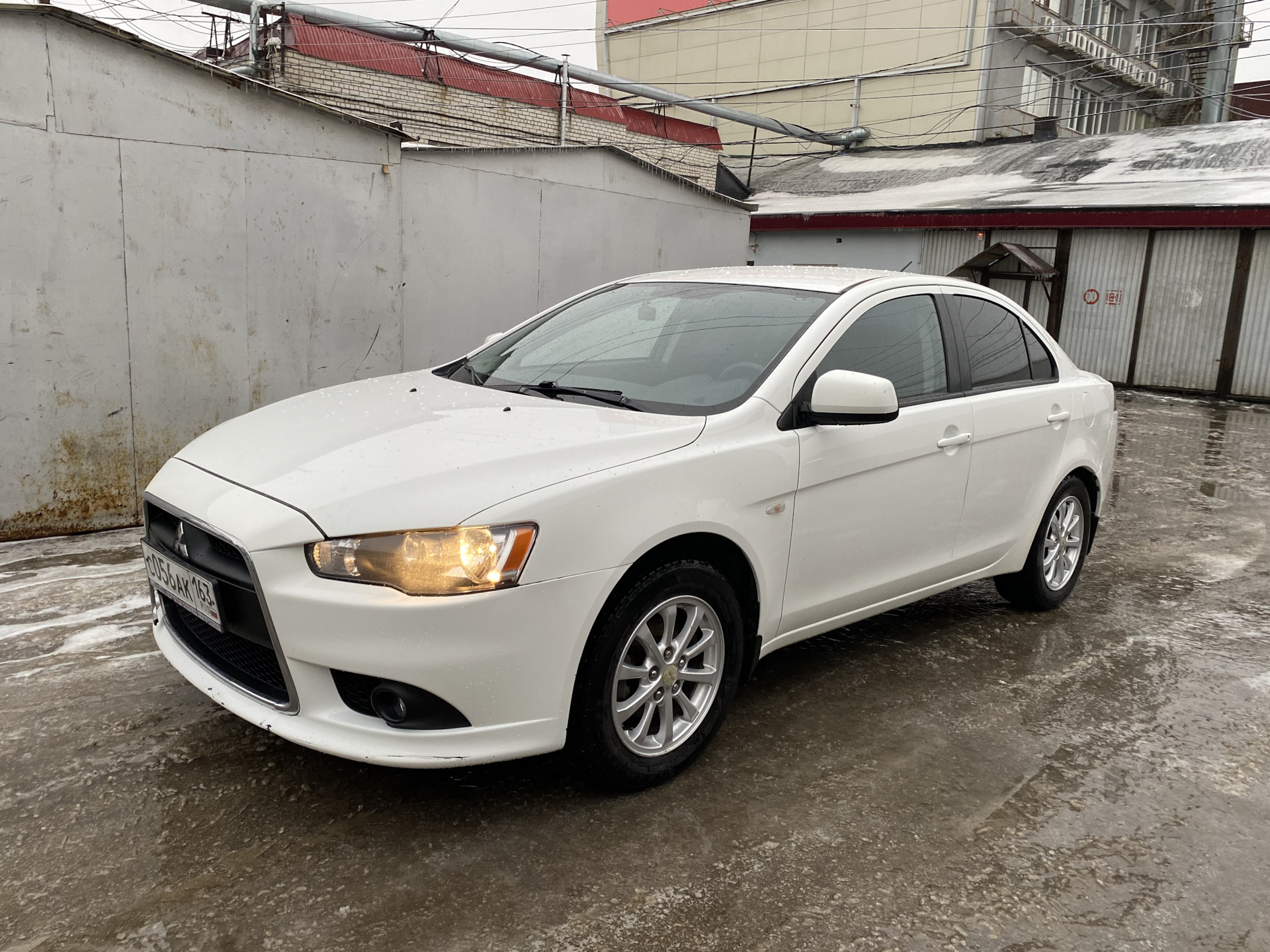 Mitsubishi lancer самара. Лансер 2012 года. Лансер 10 белый. Лансер белый старый. Белый Лансер с белыми дисками.