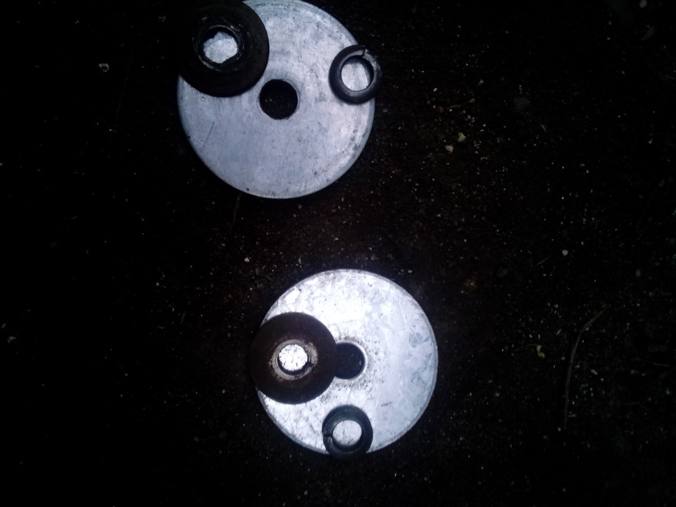 Планку к кузову решил притянуть вот таким бутербродом, роднаяшайба, увеличенная, и гравер. В процессе монтажа пришлось подложить вторую родную шайбу. — Lada 2120 Надежда