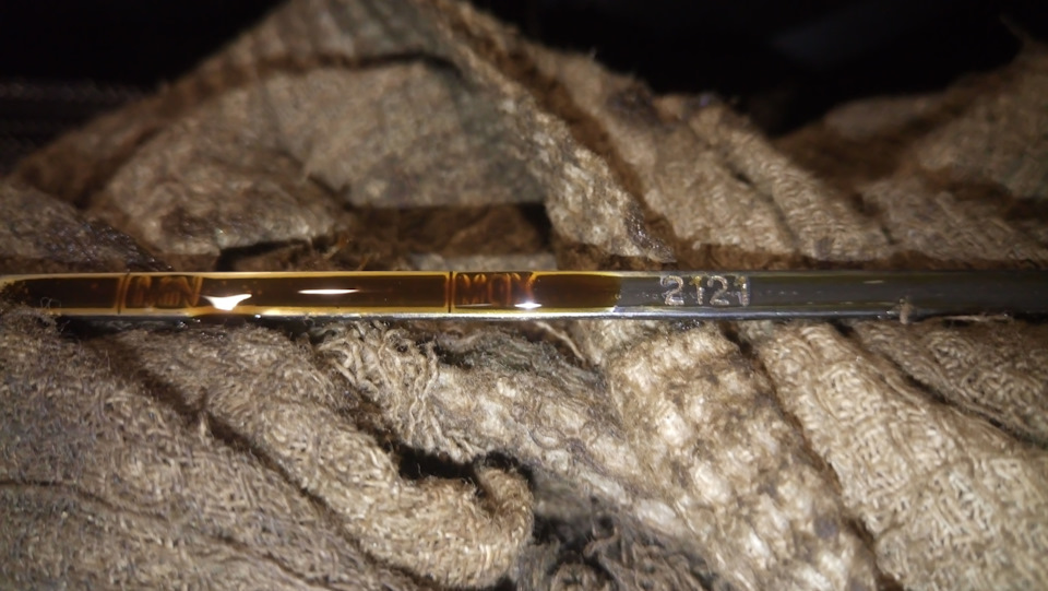 Повышенный уровень масла вместе с ОЖ на щупе — Chevrolet Niva (1G)